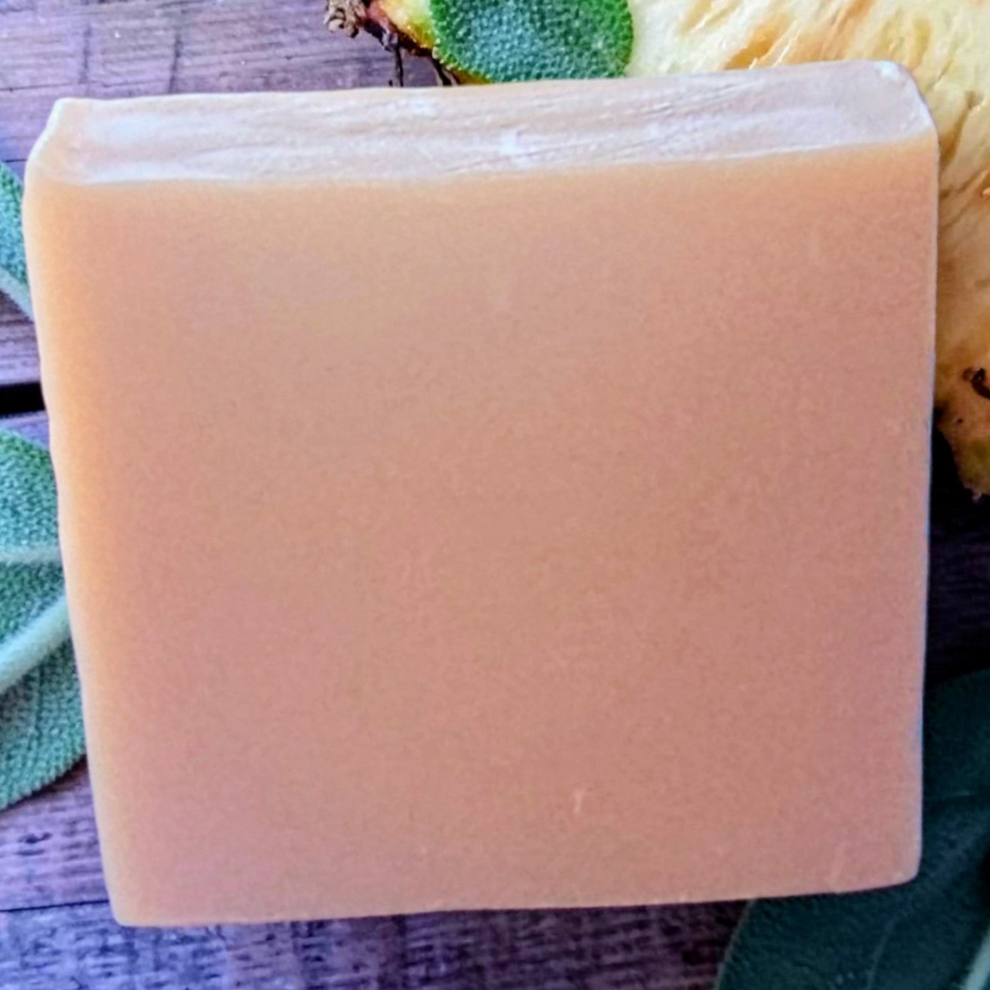 Fresh pineapple and sage (Hand Size Bar)